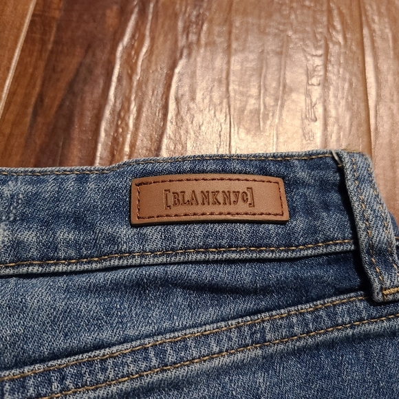 Blank NYC Women's Jean Shorts The Fulton Distressed Cuffed Size 26. - Picture 6 of 6